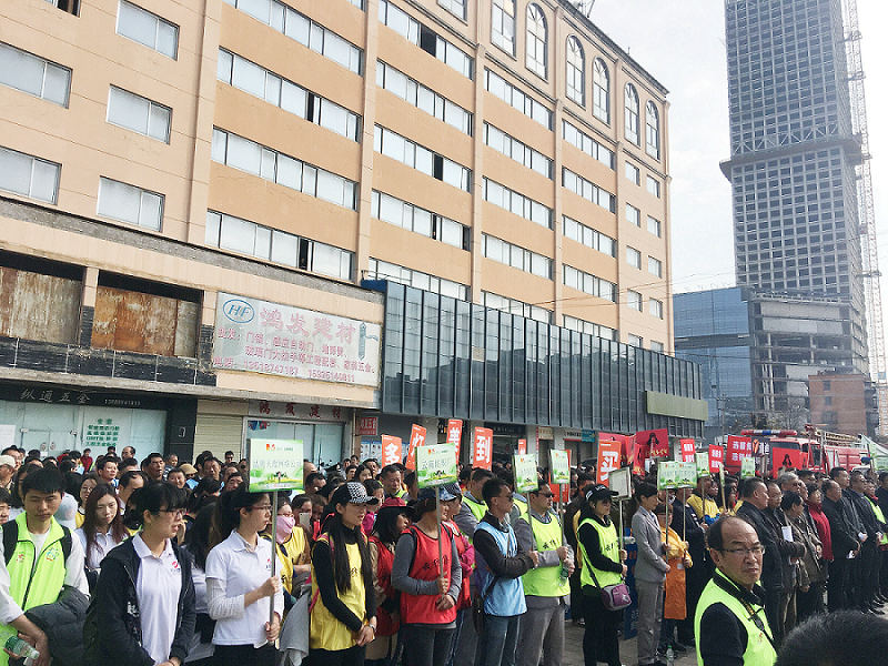2017年3月5日，是我國(guó)第54個(gè)學(xué)雷鋒紀(jì)念日。3月份的春天萬物復(fù)蘇，百花齊放。陽(yáng)光透過淡薄的云層照耀著大地，它的萬道金光愉快地普照著萬物。春風(fēng)拂面,是那么清柔,那么親切,就像是雷鋒的精神一直溫暖著、鼓舞著我們!